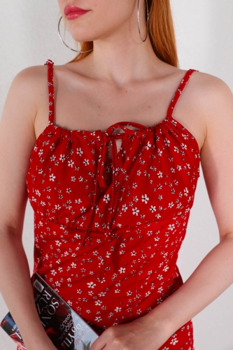 ELB-01697 Kırmızı Çiçek Desenli Yırtmaç Detaylı Büzgülü Yaka Askılı Elbise - Thumbnail