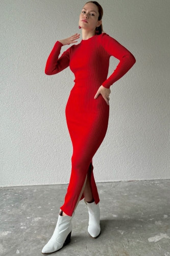 ELB-01713 Kırmızı Tam Vücuda Oturan Yırtmaçlı Uzun Triko Elbise 
