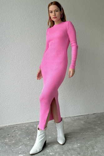 ELB-01713 Pembe Tam Vücuda Oturan Yırtmaçlı Uzun Triko Elbise 