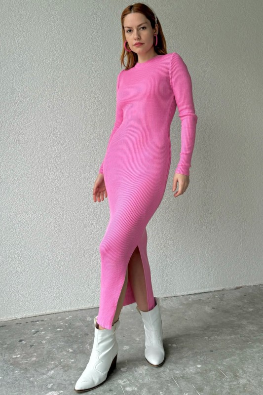 ELB-01713 Pembe Tam Vücuda Oturan Yırtmaçlı Uzun Triko Elbise - 1