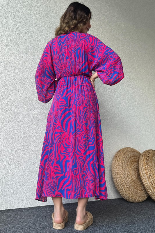 ELB-01728 Pembe Mavi Zebra Desenli Kruvaze Yaka Bel Lastikli Yırtmaçlı Salaş Günlük Elbise - 5