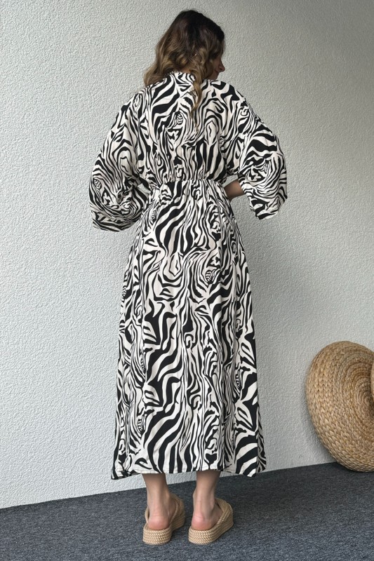 ELB-01728 Siyah Beyaz Zebra Desenli Kruvaze Yaka Bel Lastikli Yırtmaçlı Salaş Günlük Elbise
