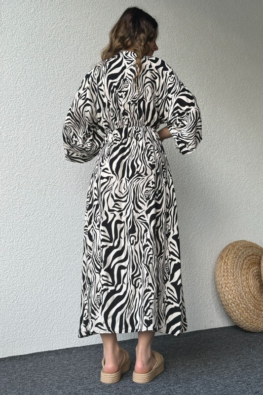 ELB-01728 Siyah Beyaz Zebra Desenli Kruvaze Yaka Bel Lastikli Yırtmaçlı Salaş Günlük Elbise - 4