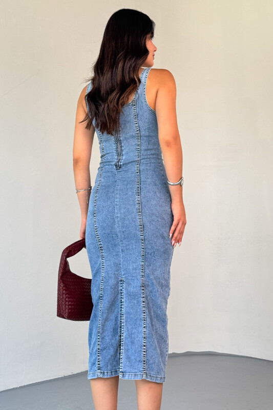 ELB-01742 Mavi Taşlamalı Havuz Yaka Denim Kumaş Arka Yırtmaç Detaylı Taşlamalı ve Likralı Midiboy Elbise - 4