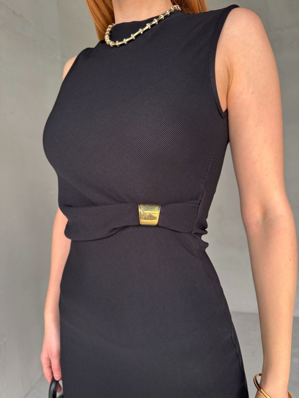 ELB-01743 Siyah Gold Toka Detaylı Sıfır Kol Uzun Kalem Elbise