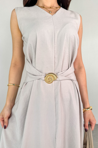 ELB-01790 Taş Rengi Ön Yırtmaçlı Tasarım Gold Spiral Tokalı Midi Elbise - 2