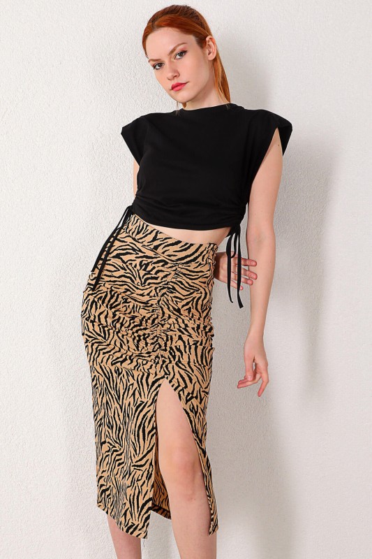 ETK-02286 Siyah Taba Zebra Desenli Büzgülü Yırtmaç Detaylı Kalem Etek