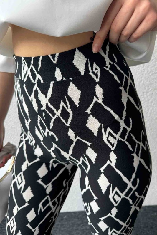 PNT-07386 Siyah Beyaz Kare Desenli İspanyol Paça Kumaş Likralı Pantolon