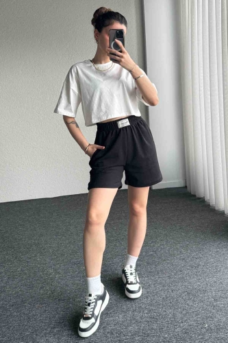 Cappmoda - ŞRT-16022 Siyah Etiket Detaylı Uzun Lastikli Şort Cappmoda - ŞRT-16022 Siyah Etiket Detaylı Uzun Lastikli Şort