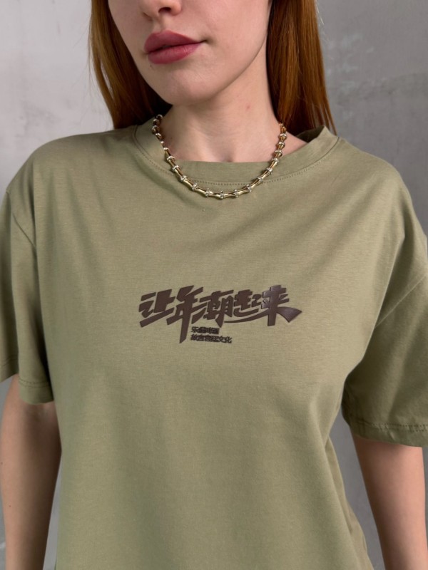 T-908 Haki Çince Yazılı Enjeksiyon Baskı Bisiklet Yaka Tshirt
