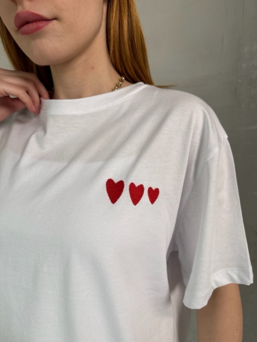 Cappmoda - T-911 Beyaz Kırmızı Kalp Nakışlı Kısa Kollu Pamuklu Tişört (1)