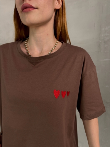 Cappmoda - T-911 Kahverengi Kırmızı Kalp Nakışlı Kısa Kollu Pamuklu Tişört (1)