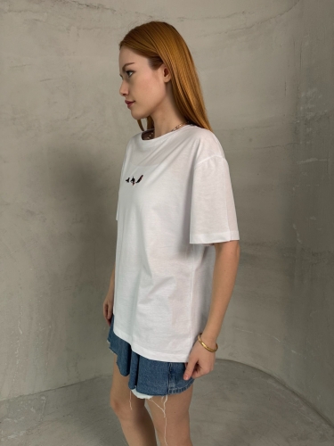 Cappmoda - T-912 Beyaz Köpek Nakış İşlemeli Bisiklet Yaka Tişört (1)