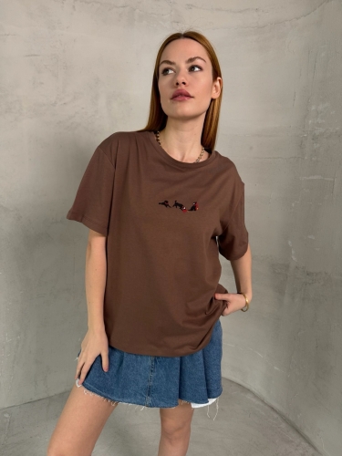 Cappmoda - T-912 Kahverengi Köpek Nakış İşlemeli Bisiklet Yaka Tişört (1)