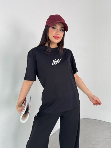 Cappmoda - T-928 Siyah Now Yazı Kabartma Baskılı Pamuklu Salaş Tişört (1)