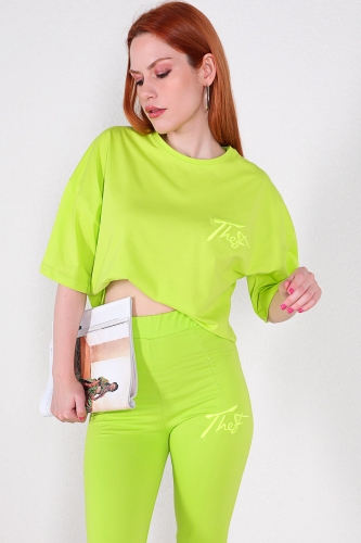 Cappmoda - TKM-03312 Neon Yeşili Thef Nakışlı Salaş Tişört Yırtmaçlı Pantolon İkili Takım (1)