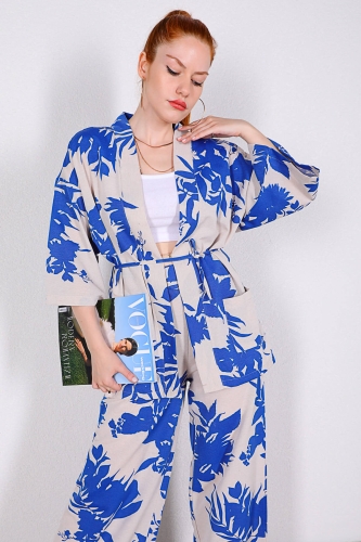 Cappmoda - TKM-03328 Mavi Çiçek Desenli Taş Rengi Kimono Salaş Pantolon Keten Kumaş İkili Takım (1)