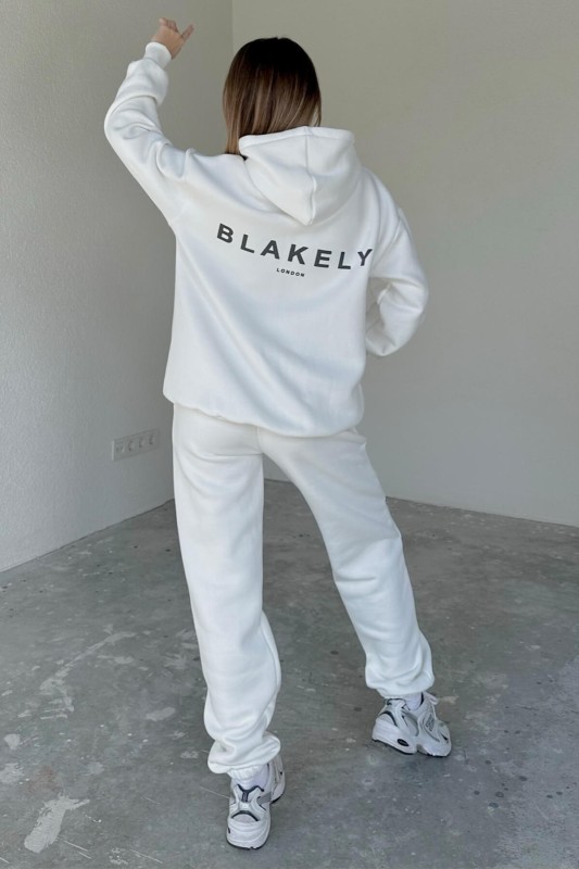 TKM-03486 Beyaz Blakely Kabartma Baskılı Üç İplik Şardonlu Kanguru Takım