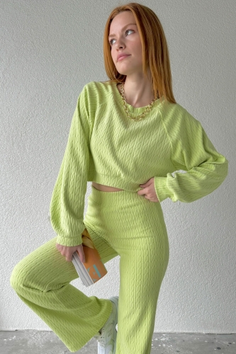 Cappmoda - TKM-03517 Fıstık Yeşili Örgü Desenli Yumoş Kumaş Crop Bluz Salaş Pantolon İkili Takım (1)