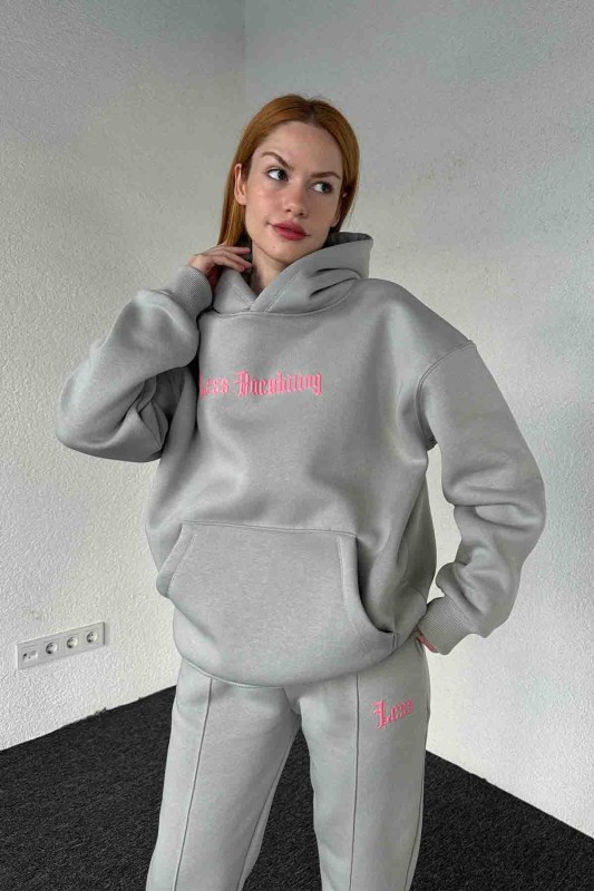 TKM-03643 Boyama Gri Less Kabartma Yazı Baskılı Kapüşonlu Sweatshirt Jogger Üç İplik Şardonlu İkili Takım - 4