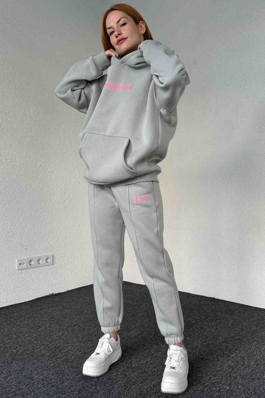 TKM-03643 Boyama Gri Less Kabartma Yazı Baskılı Kapüşonlu Sweatshirt Jogger Üç İplik Şardonlu İkili Takım - 3