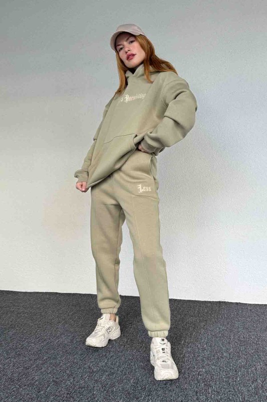 TKM-03643 Haki Less Kabartma Yazı Baskılı Kapüşonlu Sweatshirt Jogger Üç İplik Şardonlu İkili Takım - 3