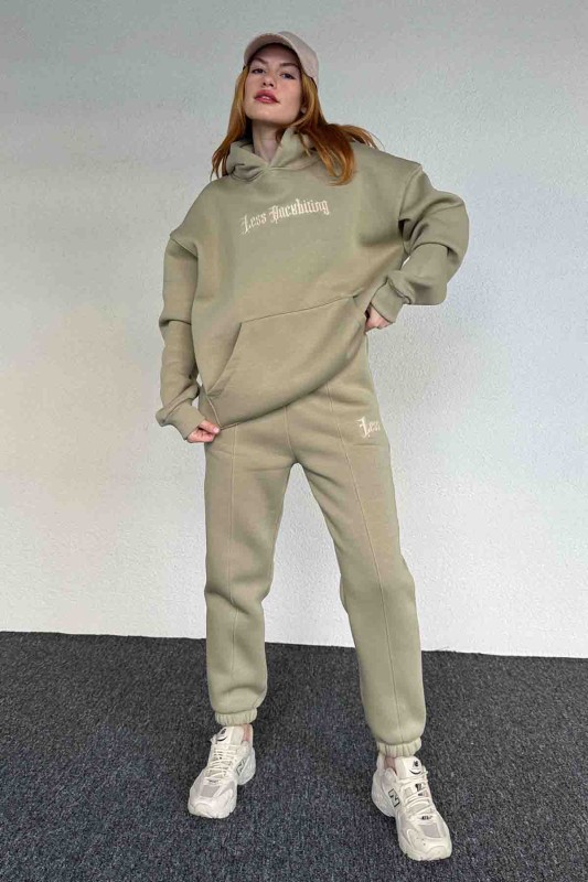 TKM-03643 Haki Less Kabartma Yazı Baskılı Kapüşonlu Sweatshirt Jogger Üç İplik Şardonlu İkili Takım - 4