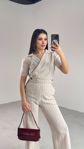 Cappmoda - TKM-03678 Taş Kahverengi Çizgili Düğme Detay Kruvaze Yaka Bluz Cepli Salaş Pantolon Keten Takım (1)