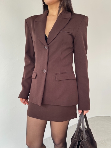 Cappmoda - TKM-03685 Kahverengi İki Düğmeli Kruvaze Yaka Ceket Mini Etek İkili Takım (1)