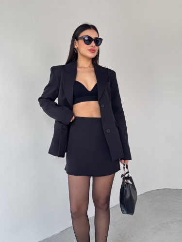 Cappmoda - TKM-03685 Siyah İki Düğmeli Kruvaze Yaka Ceket Mini Etek İkili Takım (1)