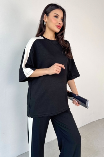Cappmoda - TKM-13262 Siyah Şerit Detaylı Tişört Paça Yırtmaçlı Salaş Pantolon İkili Takım (1)