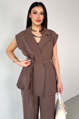 Cappmoda - TKM-13268 Kahverengi Kruvaze Yaka Kuşaklı Yelek Salaş Pantolon İkili Takım (1)