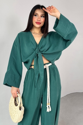 Cappmoda - TKM-51140 Zümrüt Yeşili Önden Bağlamalı Bluz Kemerli Şalvar Pantolon İkili Takım (1)