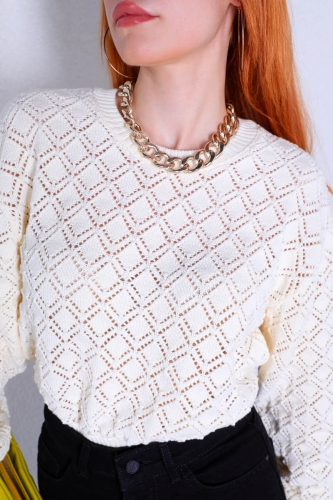 Cappmoda - TRK-05293 Ekru Baklava Desenli Delikli Yuvarlak Yaka Triko Bluz (1)