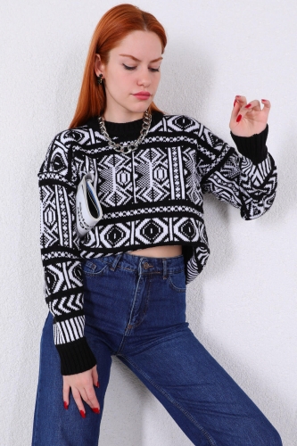 Cappmoda - TRK-05298 Siyah Beyaz Etnik Desenli Bisiklet Yaka Triko Kazak (1)
