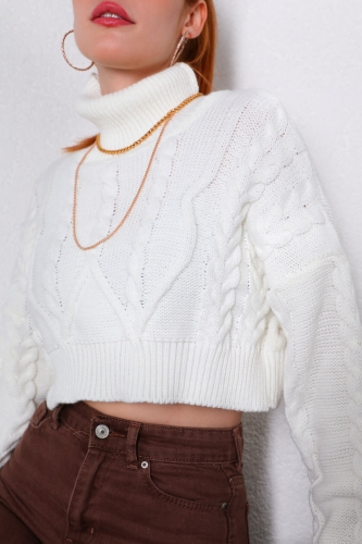 Cappmoda - TRK-05299 Beyaz Örgü Desenli Balıkçı Yaka Crop Triko Kazak (1)