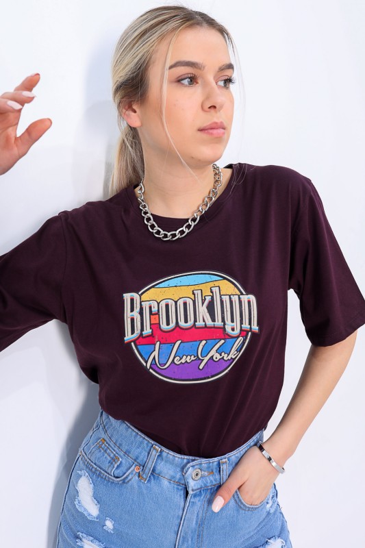 TSR-04177 Mürdüm Rengi Brooklyn Renkli Baskılı Salaş Tişört