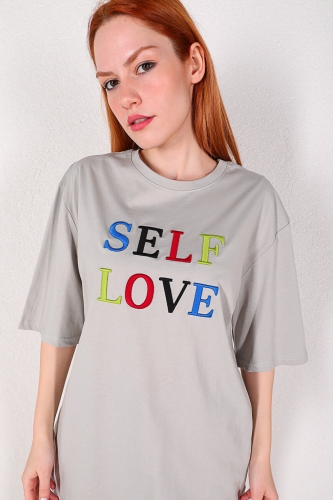 Cappmoda - TSR-04215 Boyama Gri Self Love Nakışlı Salaş Tişört (1)