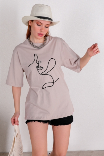 TSR-04251 Taş Rengi Kadın Silüeti İşlemeli Salaş Basic Tişört - Thumbnail