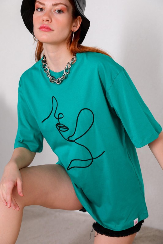 TSR-04251 Yeşil Kadın Silüeti İşlemeli Salaş Basic Tişört