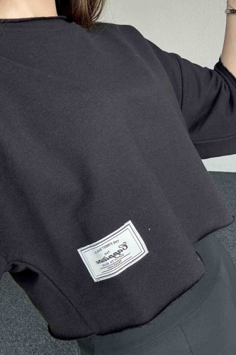 Cappmoda - BLZ-06269 Siyah Pis Dikişli Ve Etiket Detaylı Crop Bluz (1)